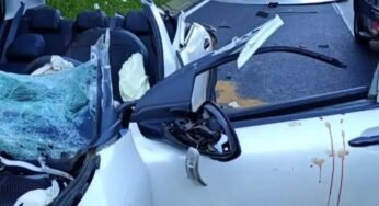 Chapa metálica voa de caminhão, corta carro ao meio e deixa dois feridos na RSC-453