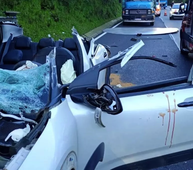 Chapa metálica voa de caminhão, corta carro ao meio e deixa dois feridos na RSC-453