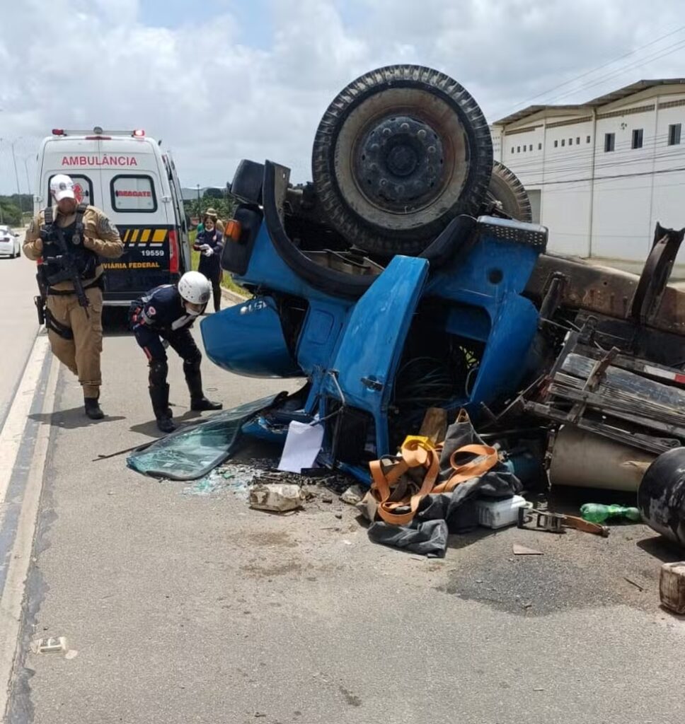 Caminhoneiro morre após capotamento na BR-101, em Conde (PB)