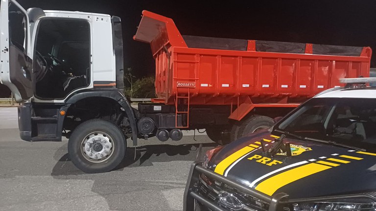 PRF prende caminhoneiro com pistola 9mm, carregadores e 52 munições na BR-381, em Perdões (MG)