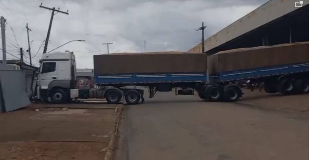 Motorista esquece de puxar freio e caminhão atinge poste, deixando Vilhena sem energia por 5 horas