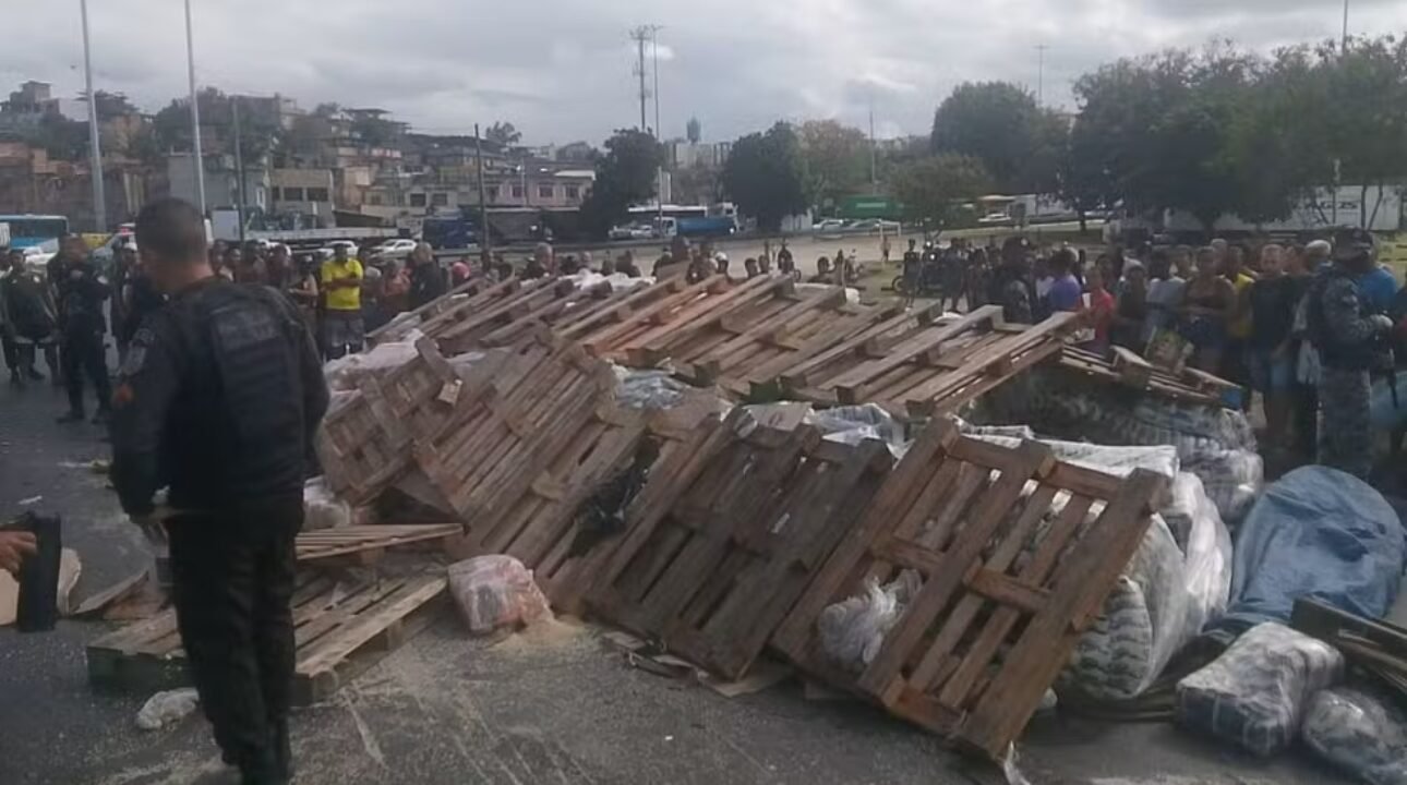 Caminhão tomba na Avenida Brasil após tentativa de roubo e causa congestionamento intenso