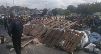 Caminhão tomba na Avenida Brasil após tentativa de roubo e causa congestionamento intenso