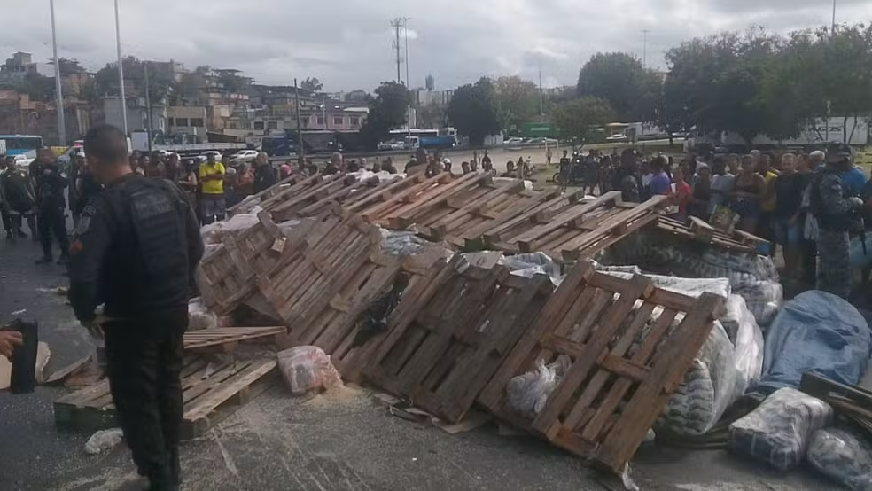 Caminhão tomba na Avenida Brasil após tentativa de roubo e causa congestionamento intenso