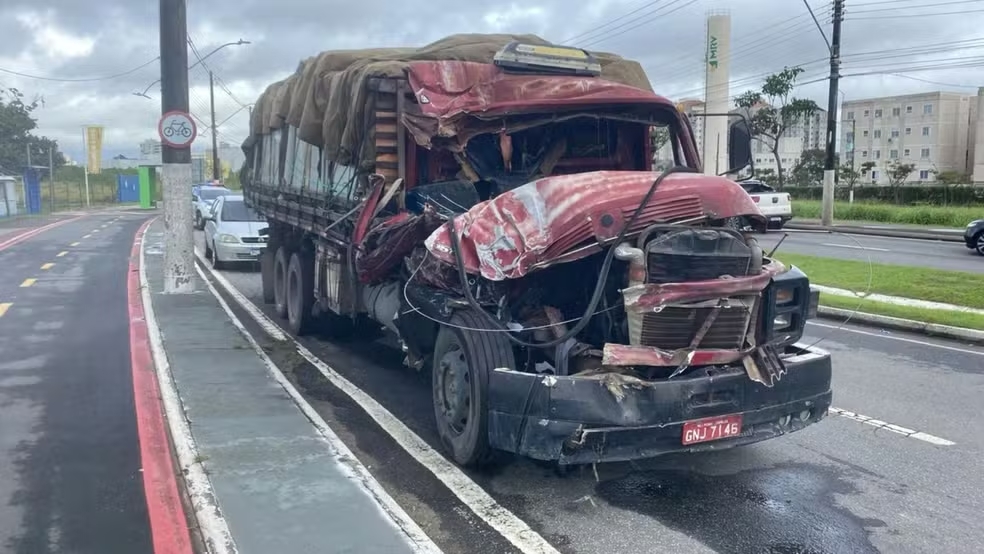 Um morre e quatro ficam feridos em grave acidente com ônibus na Serra (ES)