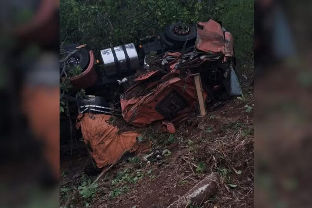 Caminhoneiro fica ferido após carreta capotar em curva na TO-080