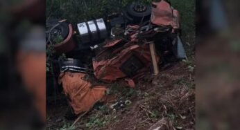 Caminhoneiro fica ferido após carreta capotar em curva na TO-080