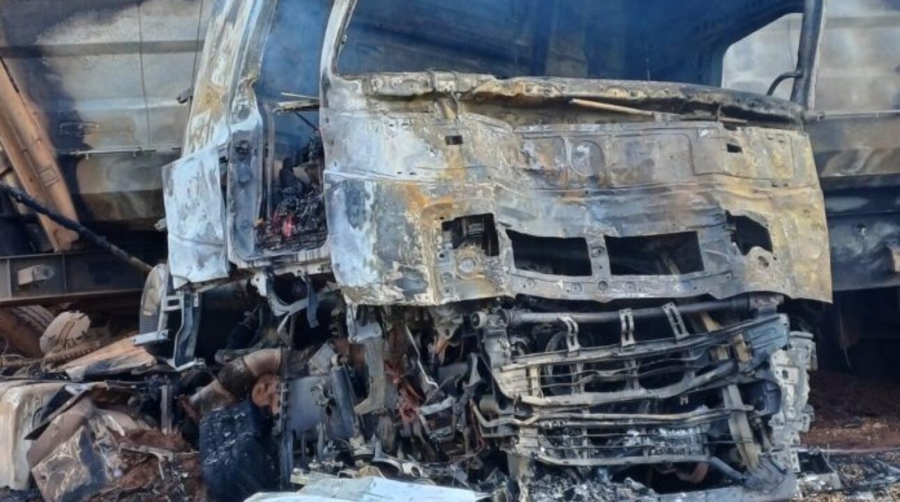 Caminhoneiro e ajudante morrem em colisão frontal entre caminhões na BR-452/GO