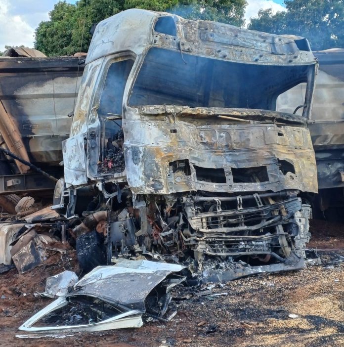 Caminhoneiro e ajudante morrem em colisão frontal entre caminhões na BR-452/GO