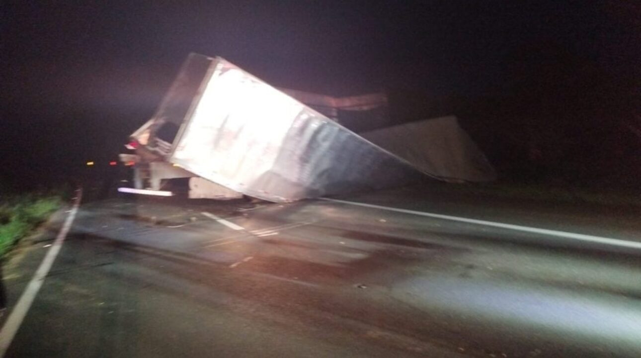 Caminhão tomba e bloqueia totalmente a BR-376 durante chuva forte em Tibagi