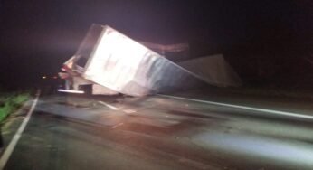 Caminhão tomba e bloqueia totalmente a BR-376 durante chuva forte em Tibagi