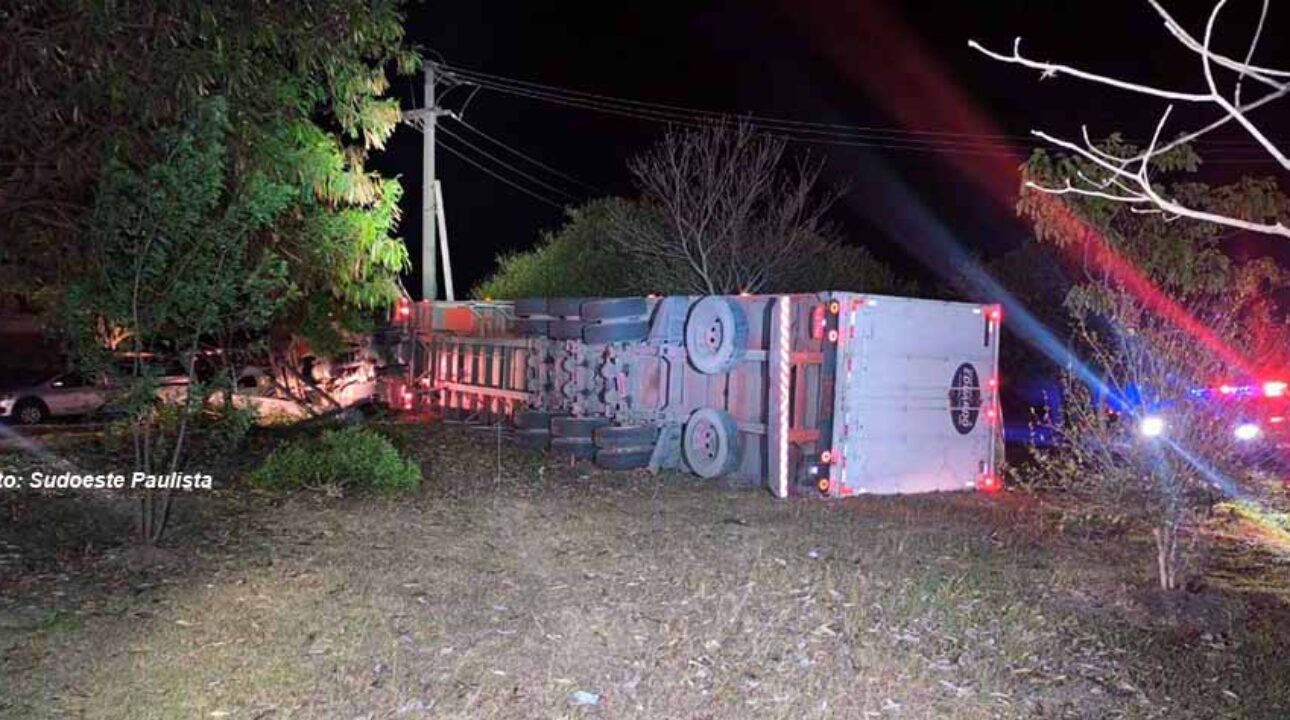 Caminhoneiro morre após carreta sair da pista, invadir cidade e atingir poste em Taguaí (SP)