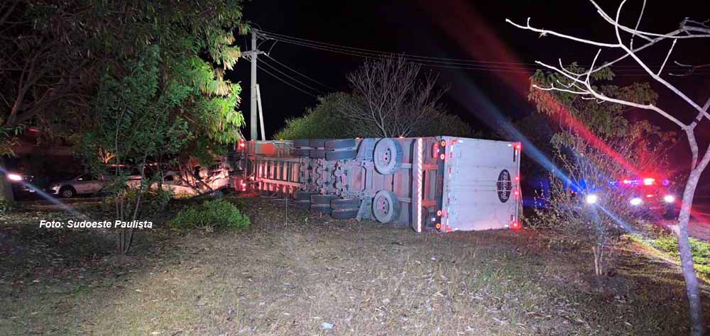 Caminhoneiro morre após carreta sair da pista, invadir cidade e atingir poste em Taguaí (SP)
