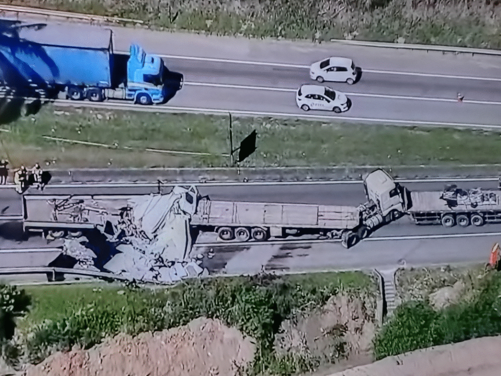 Colisão entre carretas mata motorista e interdita trecho da Serra das Araras