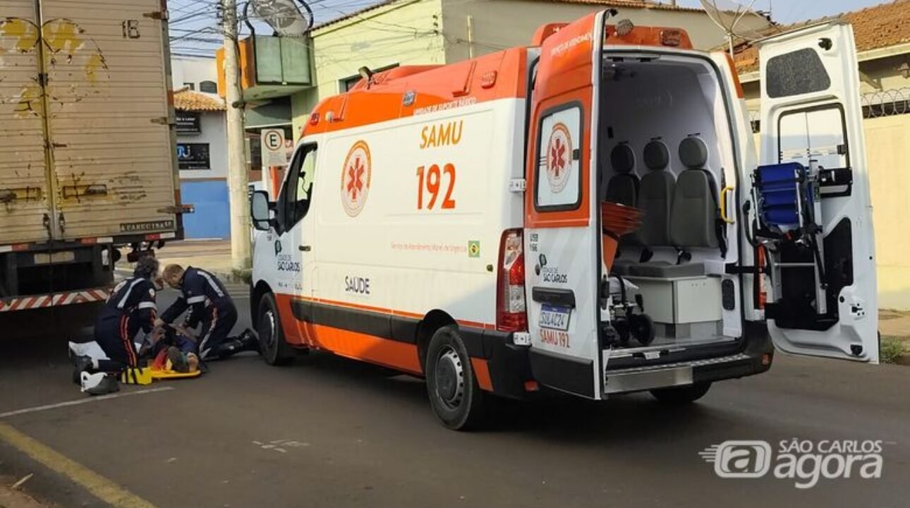 Caminhoneiro de 65 anos sofre queda durante descarga em São Carlos
