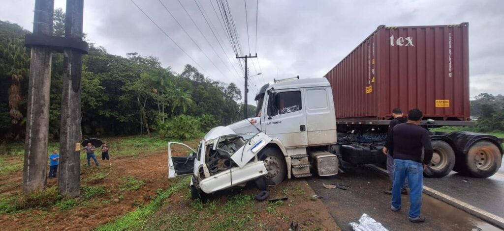 Mulher morre após colisão com caminhão em rodovia de Santa Catarina