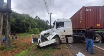 Mulher morre após colisão com caminhão em rodovia de Santa Catarina