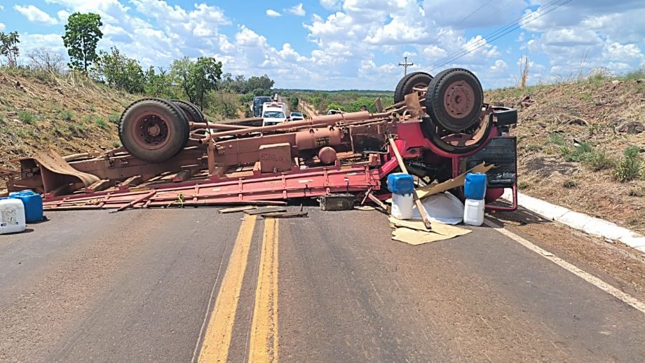 Caminhoneiro morre em capotamento e BR-158 fica interditada entre Água Boa e Canarana