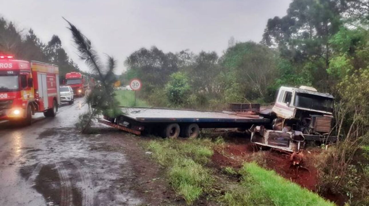 Caminhoneiro fica ferido após saída de pista na PR-151, em São Mateus do Sul