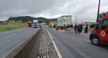 Caminhoneiro ouve estrondo e encontra motociclista morto na BR-470, em Gaspar (SC)