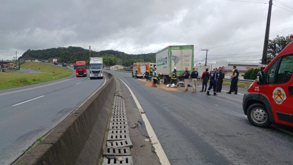 Caminhoneiro ouve estrondo e encontra motociclista morto na BR-470, em Gaspar (SC)