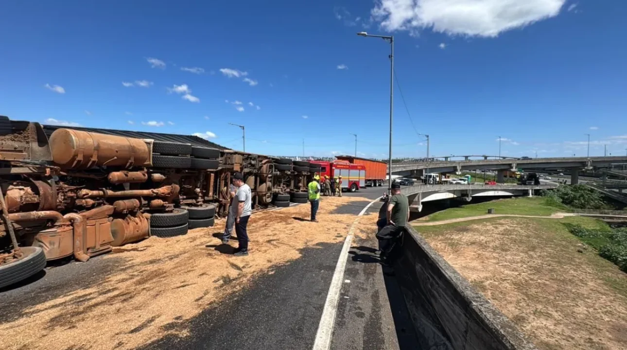 Mulher fica soterrada após caminhão tombar em Porto Alegre
