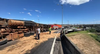 Mulher fica soterrada após caminhão tombar em Porto Alegre