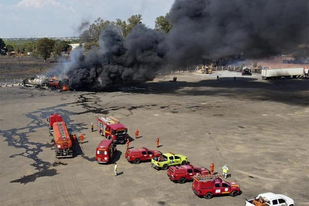 Incêndio consome carretas em posto de combustível e mobiliza Corpo de Bombeiros