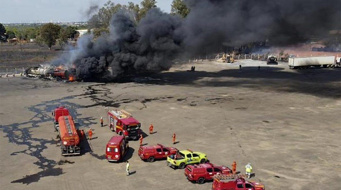 Incêndio consome carretas em posto de combustível e mobiliza Corpo de Bombeiros