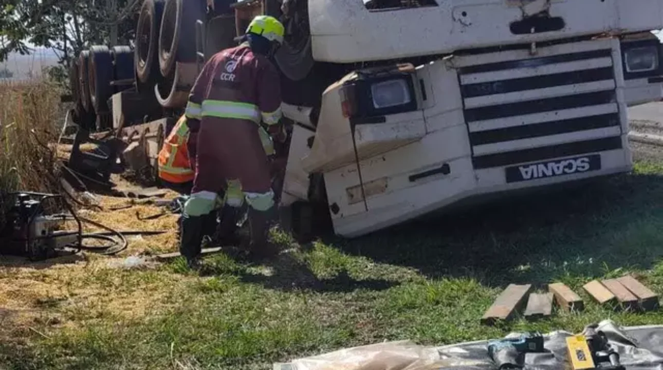 Caminhoneiro morre após caminhão tombar na BR-163 entre Naviraí e Juti