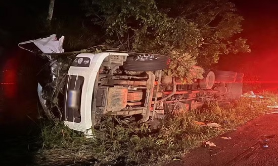 Motorista morre após caminhão capotar na BR-101, em Estância (SE)