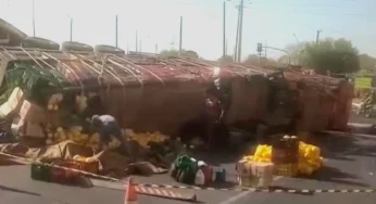 Caminhão carregado de frutas tomba próximo a viaduto na zona sul de Teresina