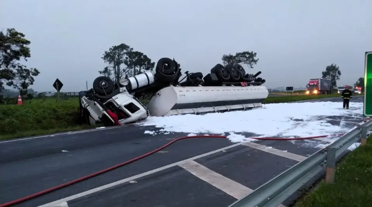Caminhão-tanque tomba na PR-151 e bloqueia pista com carga de combustível