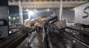 Caminhão tomba em praça de pedágio da BR-116, causando bloqueio parcial da pista