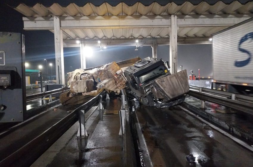 Caminhão tomba em praça de pedágio da BR-116, causando bloqueio parcial da pista