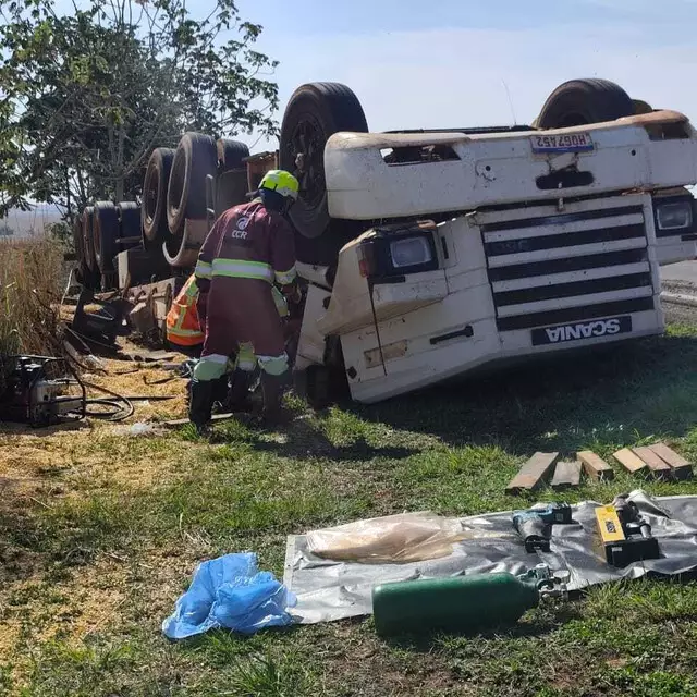Caminhoneiro morre após caminhão tombar na BR-163 entre Naviraí e Juti
