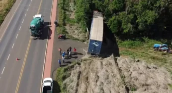 Caminhoneiro sofre mal-súbito e morre ao colidir com árvore em SC