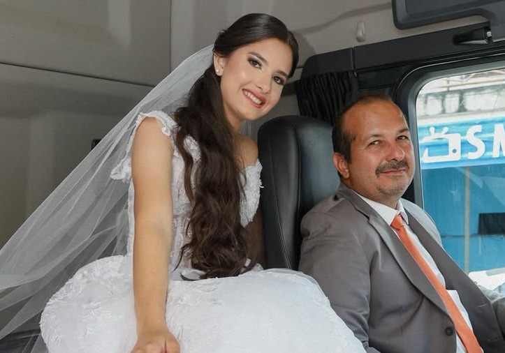 Pai caminhoneiro leva filha ao altar em caminhão e emociona convidados em Jaboatão dos Guararapes