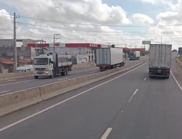 PRF prende motorista que trafegava na contramão na BR-116, em Feira de Santana (BA)