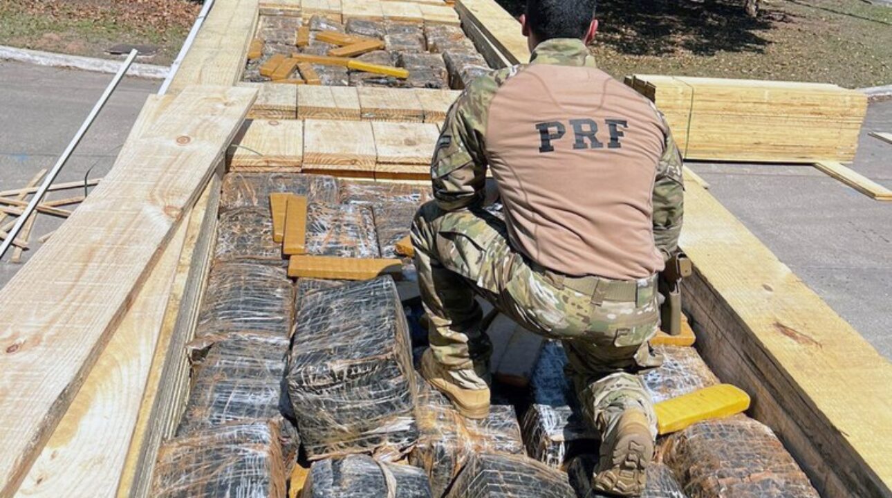 PRF apreende mais de três toneladas de maconha escondidas em carga de madeira no Rio de Janeiro