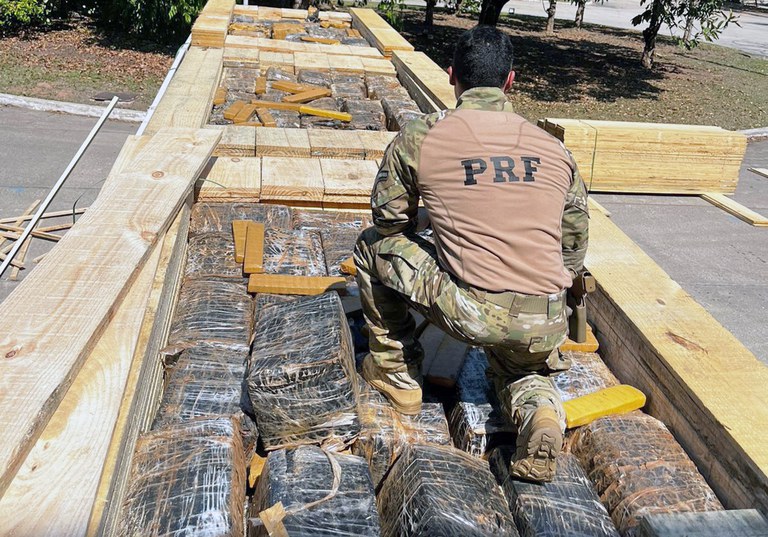 PRF apreende mais de três toneladas de maconha escondidas em carga de madeira no Rio de Janeiro