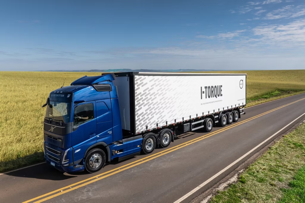Nova linha Volvo FH 2026 chega com tecnologia I-Torque que promete até 3% de economia de combustível