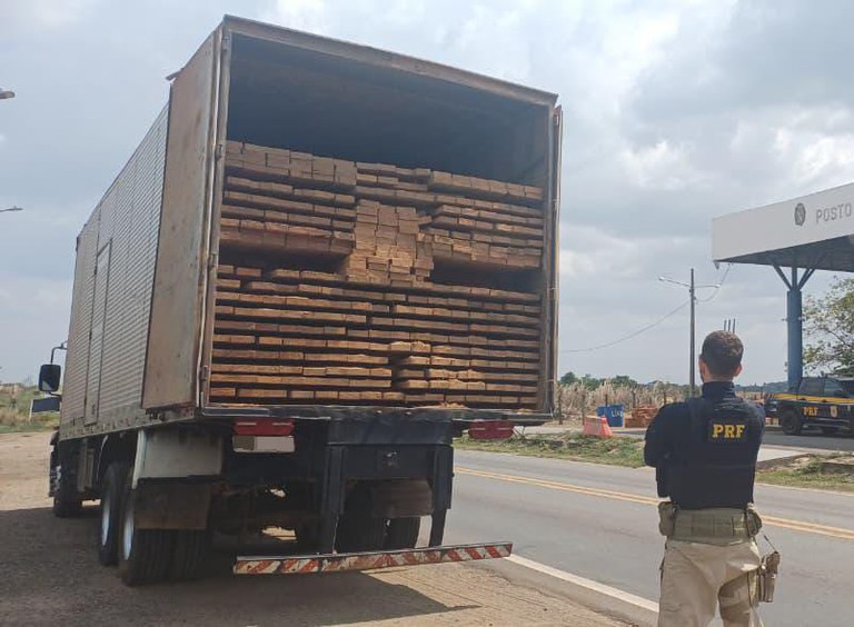 PRF apreende 27 m³ de madeira ilegal em Marabá (PA)