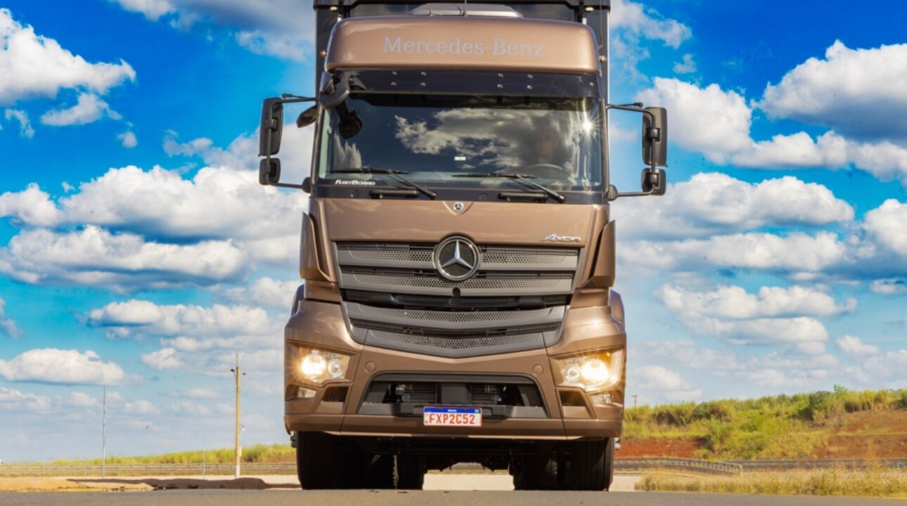 Novo Axor é destaque da Mercedes-Benz no Congresso SAE Brasil 2025