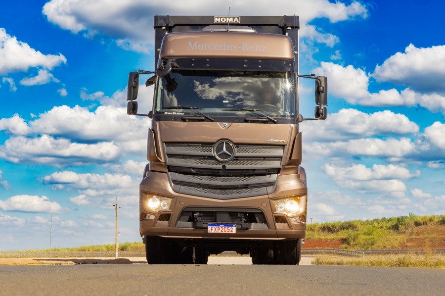 Novo Axor é destaque da Mercedes-Benz no Congresso SAE Brasil 2025
