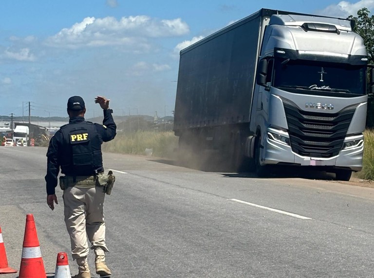 Saúde sobre rodas: PRF leva cuidado e prevenção aos caminhoneiros na BR-316, em Ouricuri