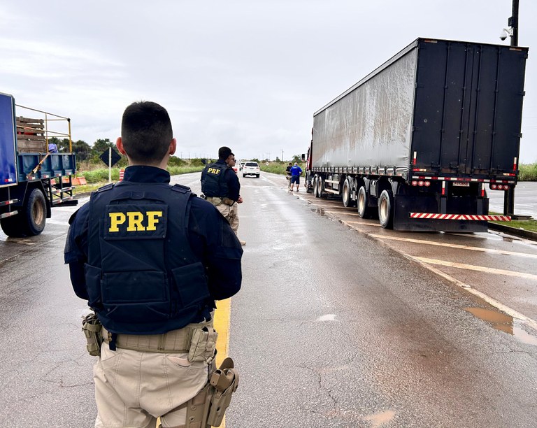 PRF flagra mais de 1,6 mil toneladas em excesso de peso nas rodovias federais de Roraima em 2025