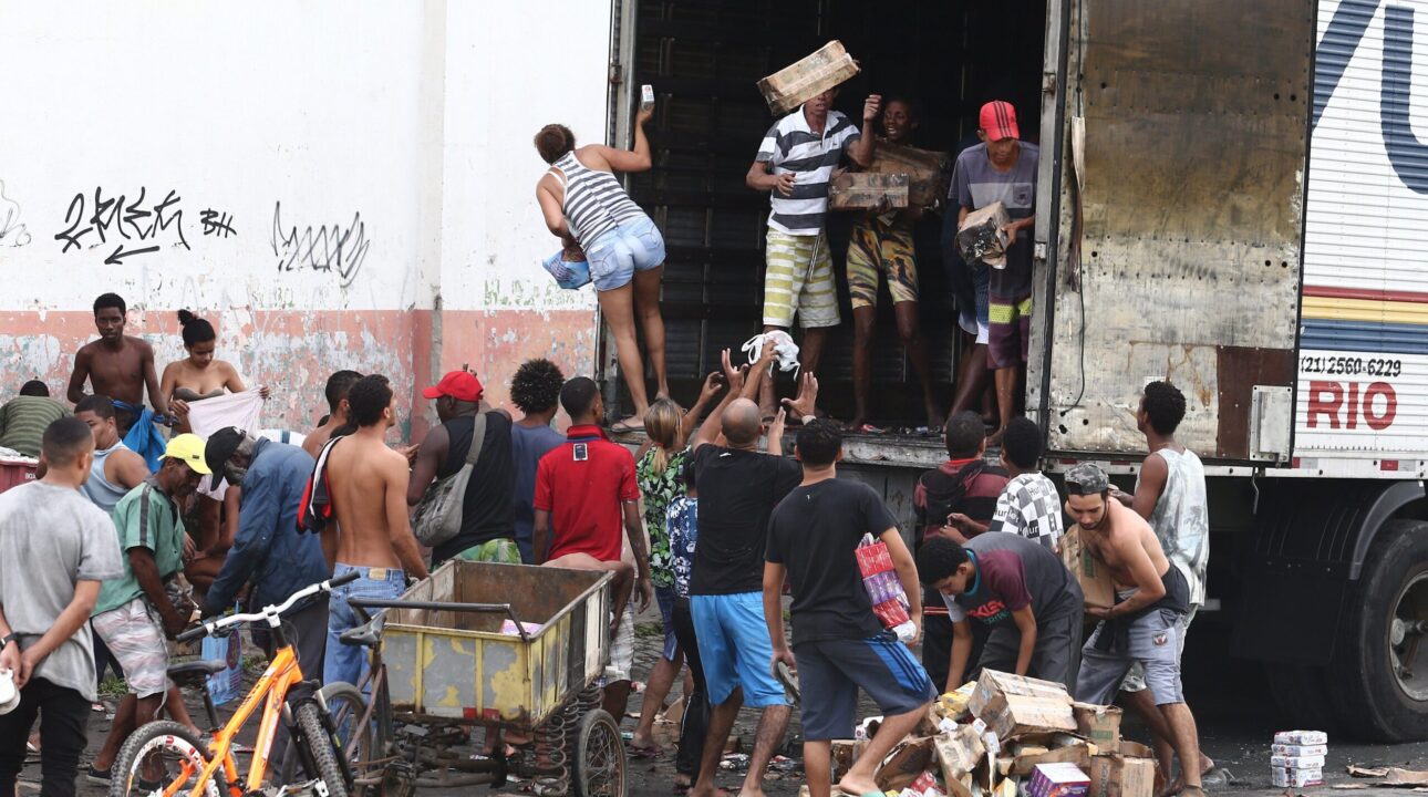 Saqueadores em ação: caminhões e comércio são alvos de criminosos armados no Rio de Janeiro