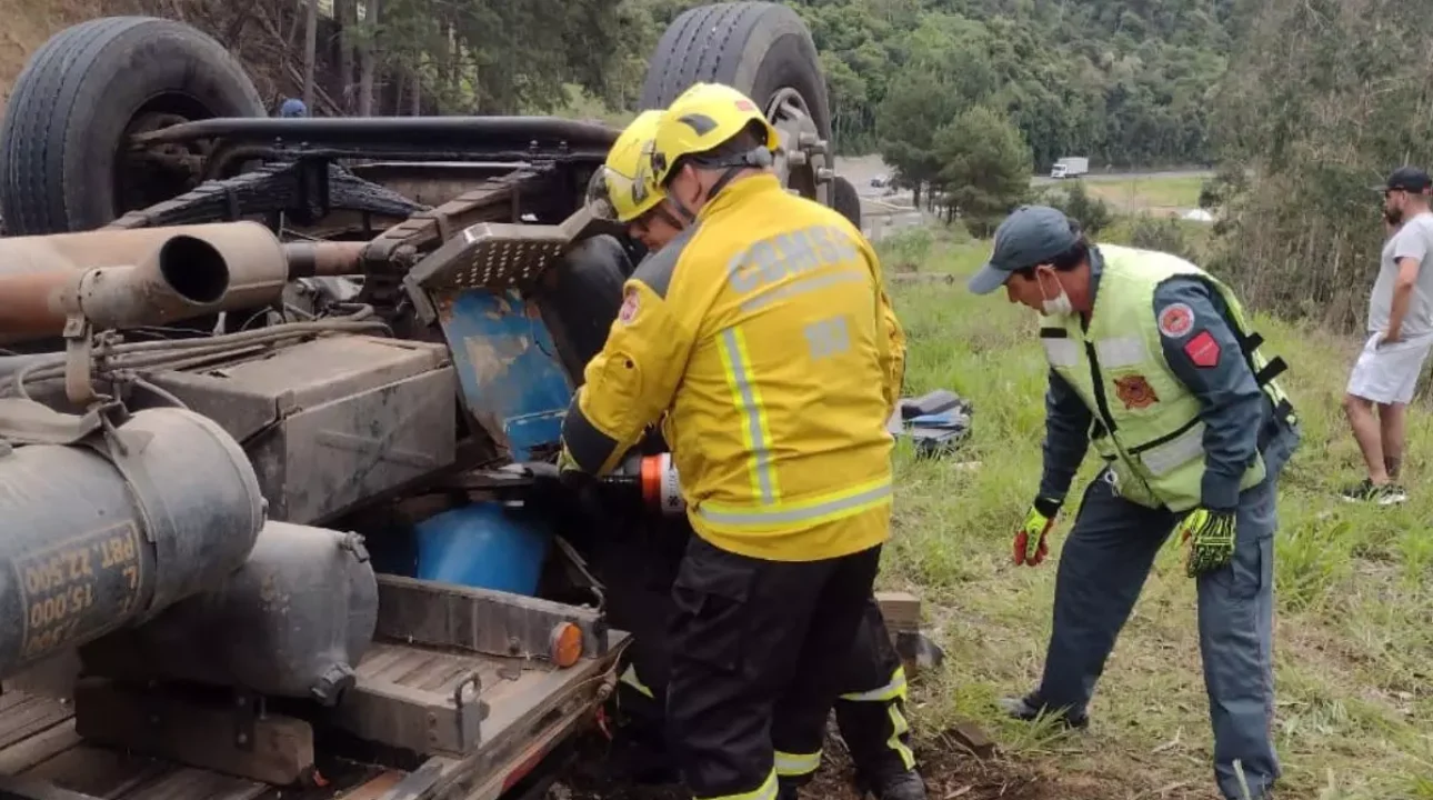 Caminhoneiro morre após tombar caminhão carregado de madeira na BR-282, em SC
