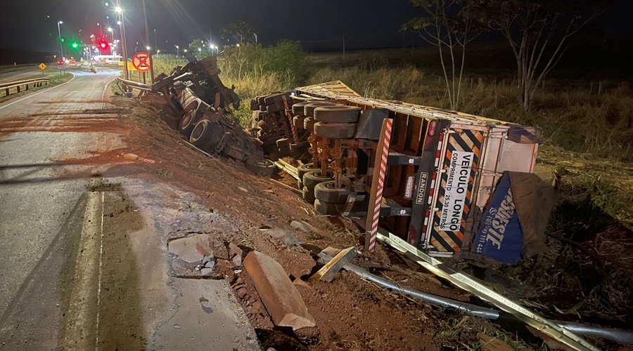 Caminhoneiro fica ferido após tombamento de carreta carregada com soja na BR-163